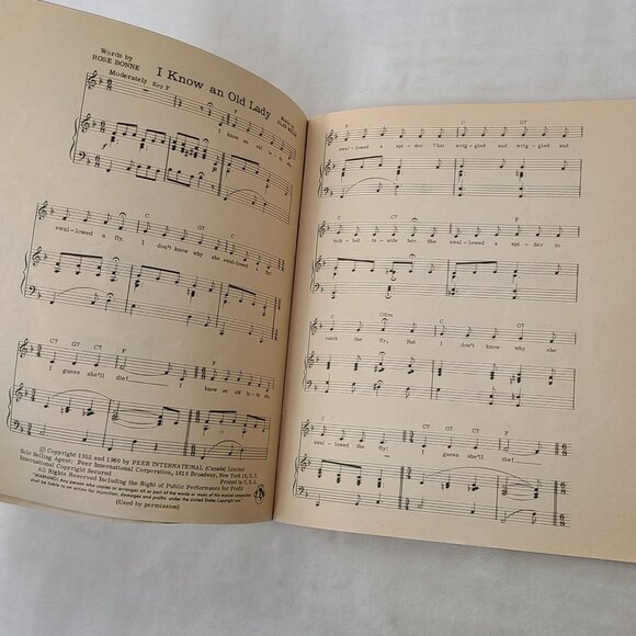 I Know An Old Lady Rose Bonne Alan Mills 1961 Abner Grabof Book + Sheet Music - Picture 9 of 9
